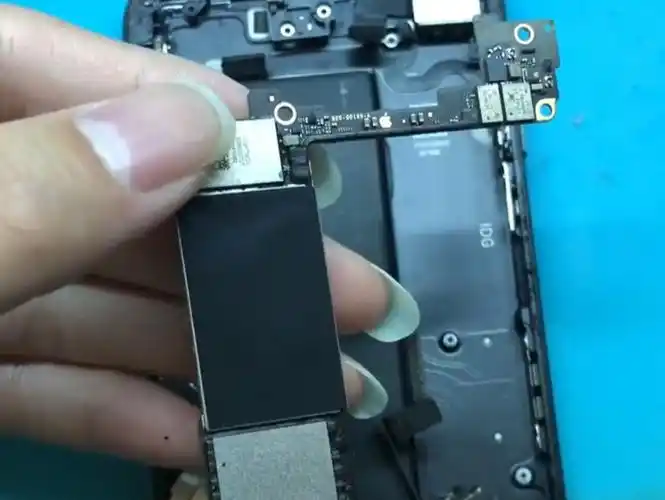 苹果7充电发热异常,主板漏电