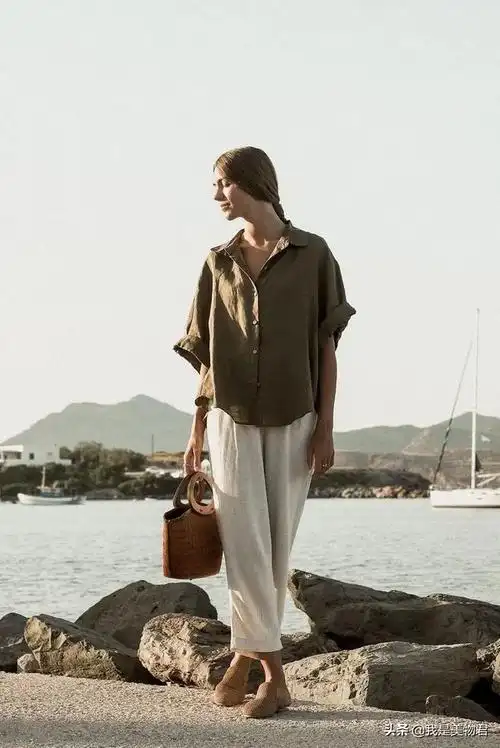 在搭配上根据裤装颜色定就好,特别是大地色调的亚麻裤,跟相近色调组成