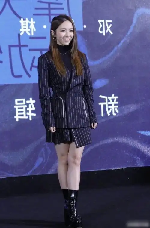 邓紫棋高估自己了穿西装裙短筒靴腿又粗又短还不如穿皮裤