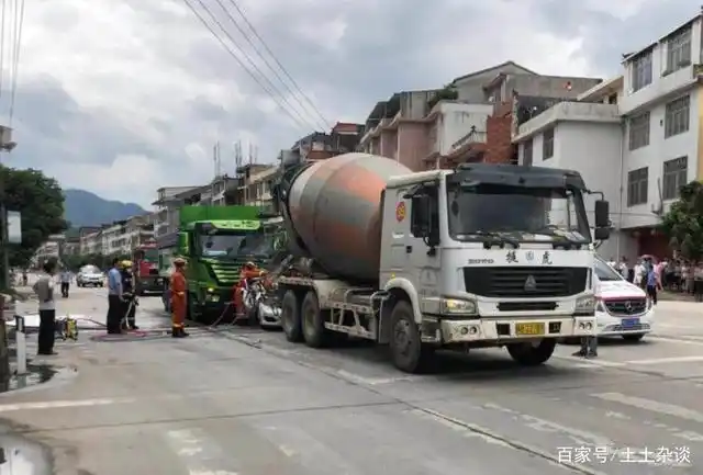 莆田发生一起惨烈车祸,小车被两辆大车压成一堆废铁