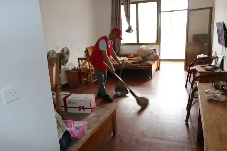 关爱老人,情满天下——国庆节志愿者服务队慰问敬老院老人