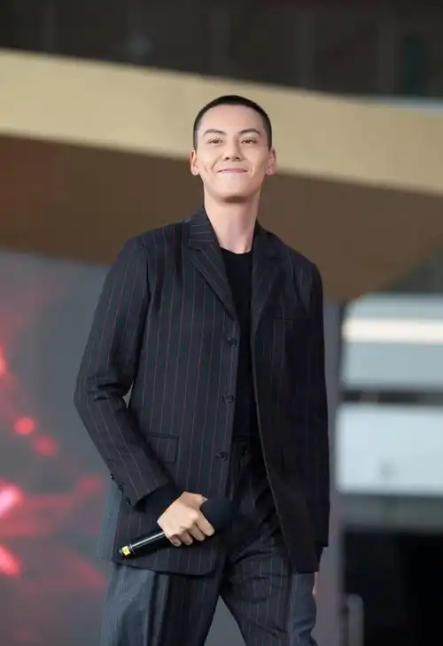 寸头比拼陈伟霆vs李易峰他俩都帅出边界帅到犯规