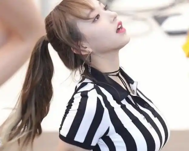 程潇的胸部跳舞真带劲 程潇甩奶图片让人把持不住