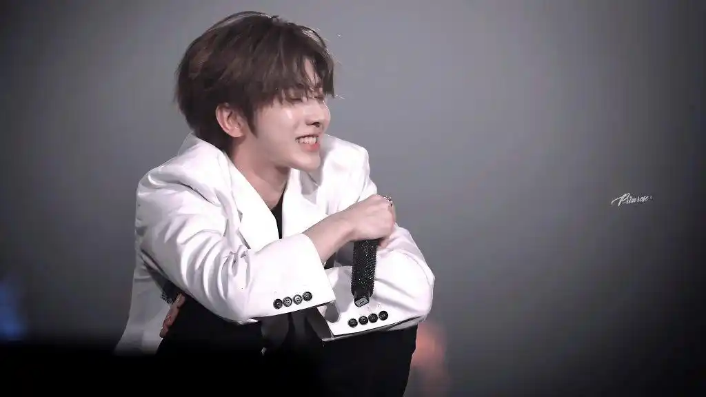 蔡徐坤壁纸:我的世界像那般漆黑的天空,是你瑰丽的金光照耀了我