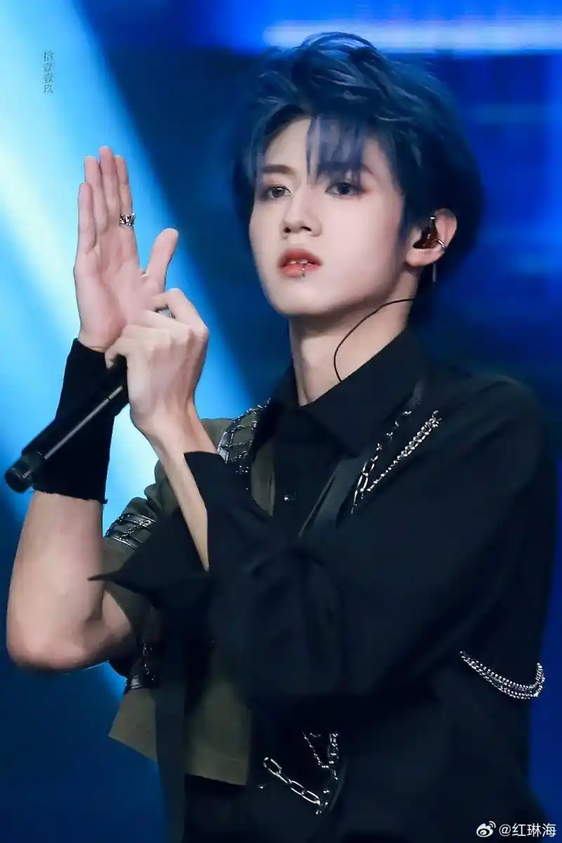 #朱志鑫戴唇环#鑫光熠熠,其华灼灼[心]朱志鑫舞台火力全开