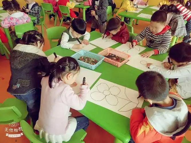 明星幼儿园中三班梵高美术课