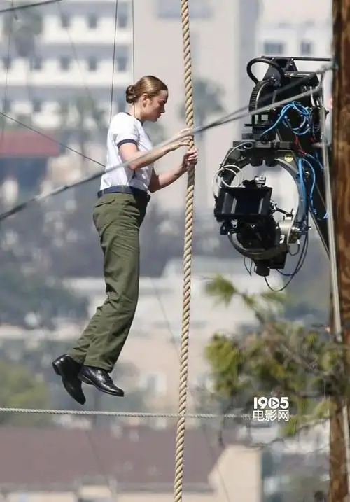 《惊奇队长》曝片场照 布丽吊威亚空中训练帅炸_好莱坞_电影网_1905.