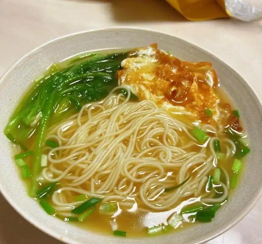 很家常但超好吃的煎蛋汤面,可以说是清汤面的升级版!