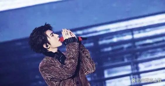 蔡徐坤回应风波后,粉丝放其吸烟照片摆烂,42家商务代言暂无影响