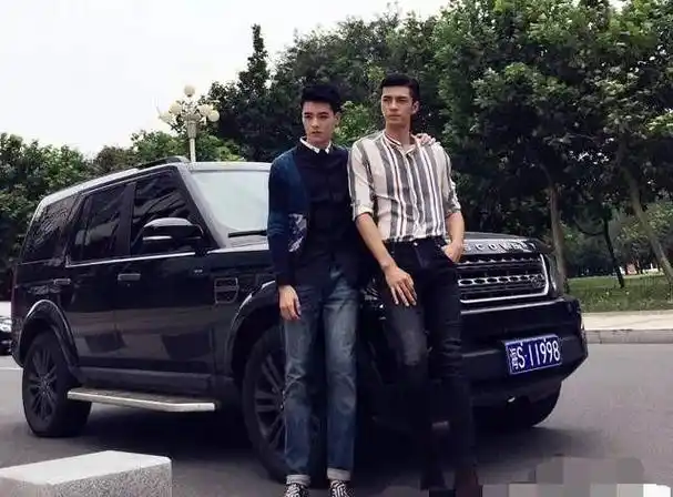 > 他也是龚俊双男主剧《盛势》中的男主角,一身腱子肉,195的大长腿