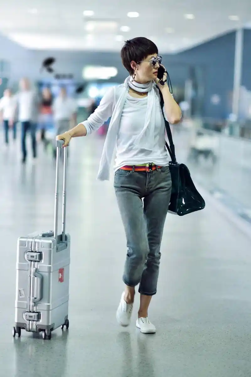 好久不见的马伊琍一身大气优雅, 独拿行李不见文章?