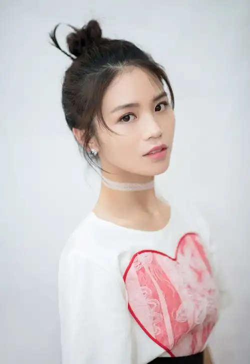 简介:黄英清新甜美写真图片,分享一组黄英图片给大家,图中的明星图片