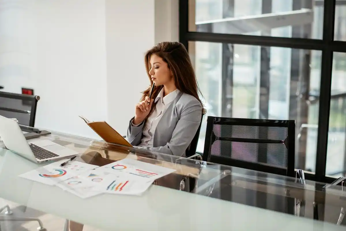 在中国的职场上,女性的地位和影响力日益提升.