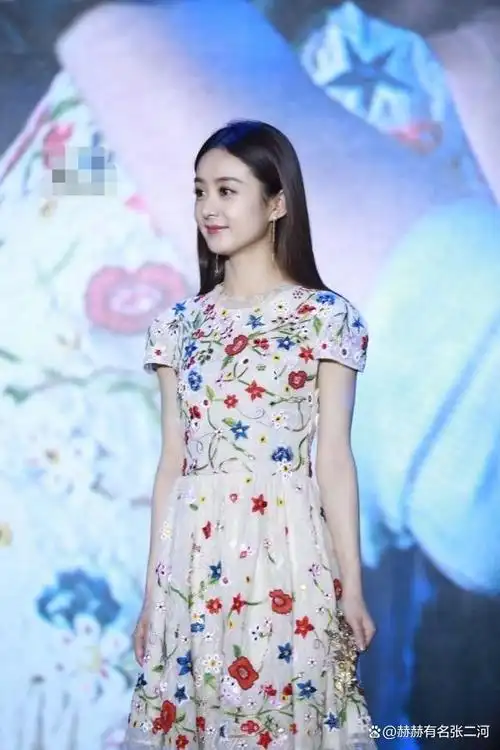 赵丽颖的业余生活好精彩,穿碎花连衣裙开小摩托,快乐的像个孩子