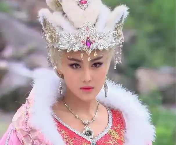 娘娘或者是蛇精之类的嘛……现在的影视剧妆容都很喜欢用夸张的衣服和