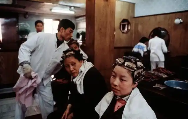 老照片1980年,烫个头发过大年