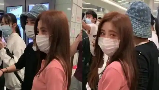 视频里可以清楚的看到,鞠婧祎周围的人很少,再透过电梯墙的反光可以