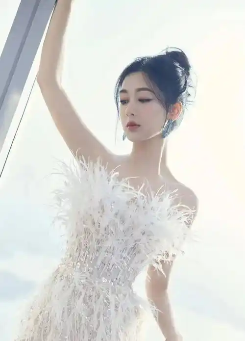 杨紫白色羽毛抹胸礼服亮相圈内,高贵优雅_造型_气质_整体