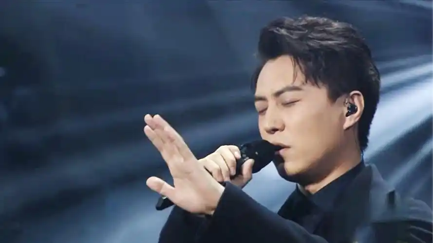 靳东第三次东方跨年 致敬偶像深情演绎靳歌金曲