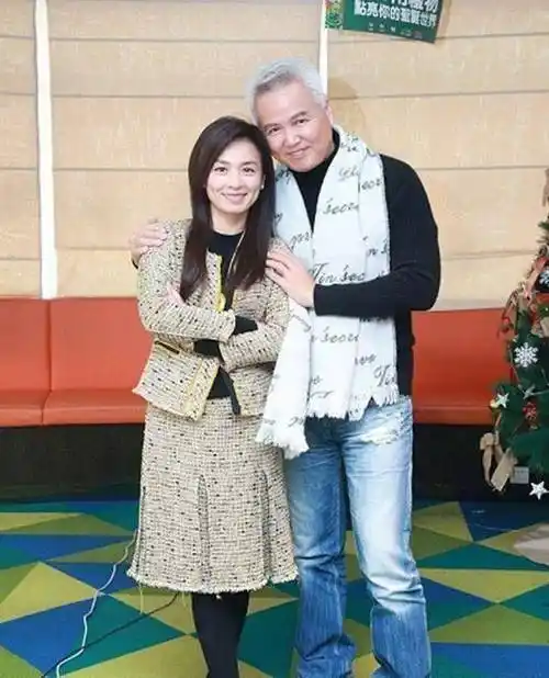 尽管有很多人说她和林瑞阳像"父女",但是在张庭眼中,林瑞阳是最完美的