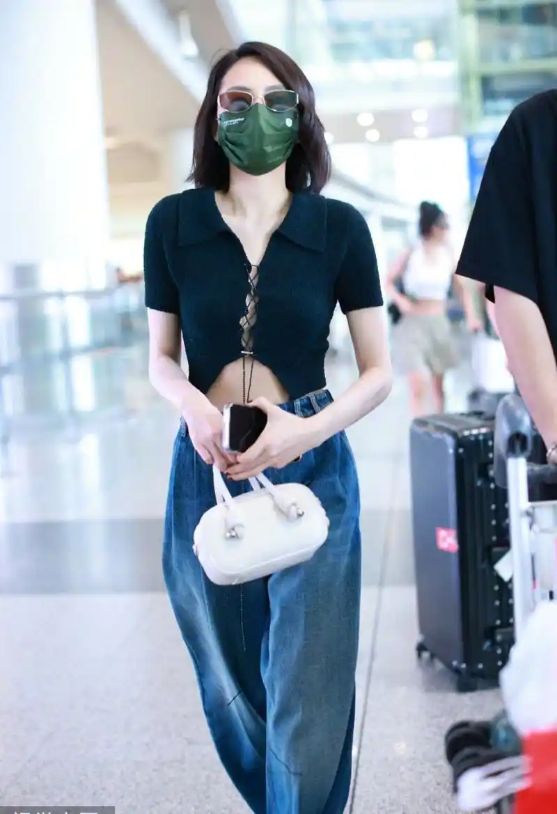 刘惜君 今日现身北京首都机场,黑色绑带露腰上衣,小性感拿捏了