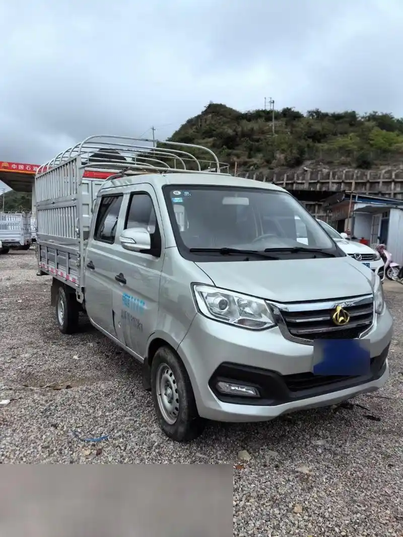 新到20年5月份上牌,长安星豹t3双排货车,带空调方向助力,货箱平整