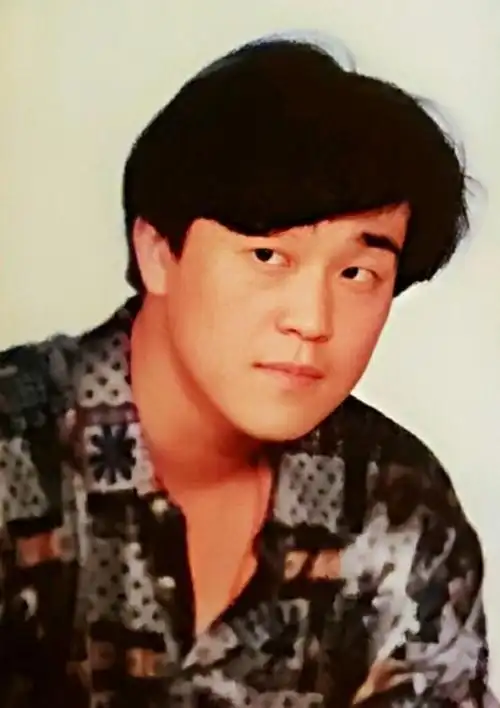 演员何冰:娶初中同学为妻,婚后生一子,生活幸福甜蜜