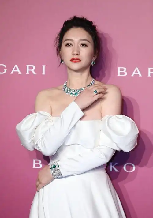 李小冉胆大又敢穿立体身材套v领裙窈窕曲线直白还显眼