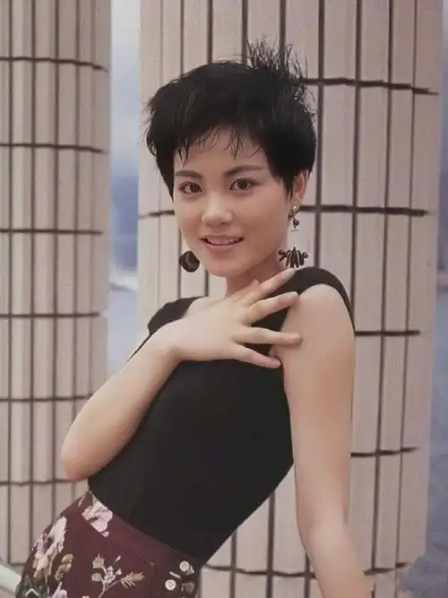 年轻时短发的王菲妩媚中透着爽朗360无死角的美娇媚脱俗