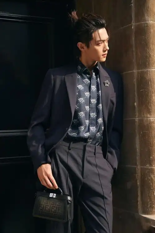 许凯出席fendi活动造型花衬衫搭配可爱小啾啾帅气又迷人