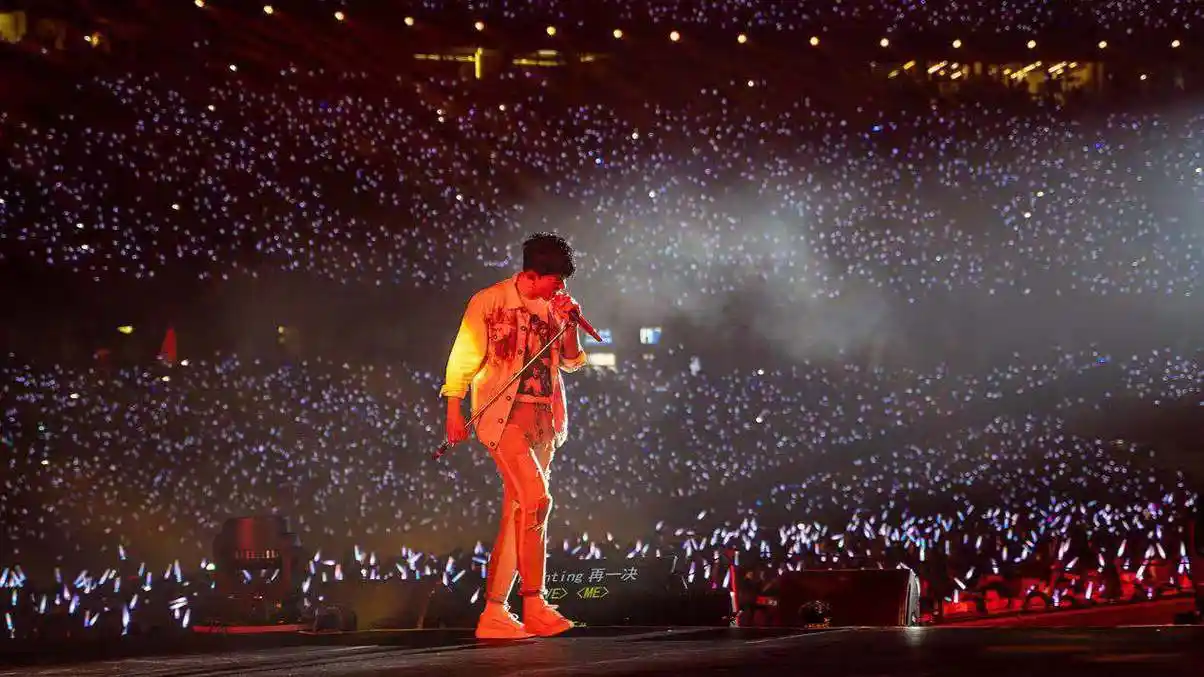 张杰北京演唱会八万歌迷点亮鸟巢