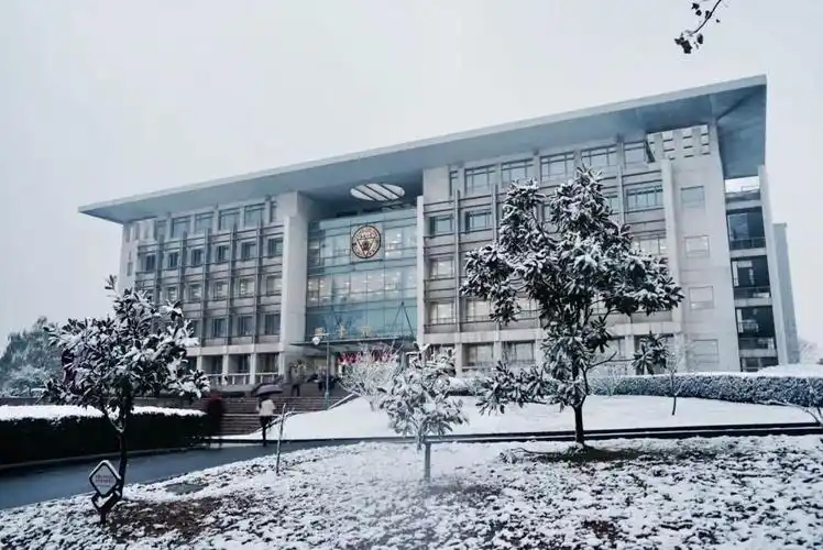 成贤对自己的考试很重视,这个应该和东大是同步的.