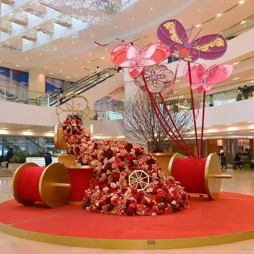 各式美仑美奂的风筝布置象征节庆祝福遨翔天际,每一款均寓意不同的