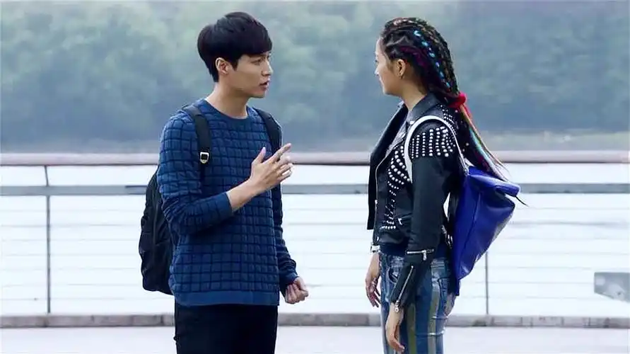 《好先生》精彩速先看,叛逆关晓彤恶作剧,张艺兴差点被刀劈