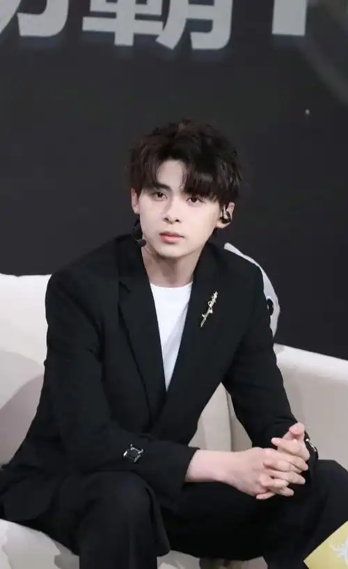 华晨宇新节目真人版百人吃鸡#华晨宇集结100个人参加新节目,面对这么