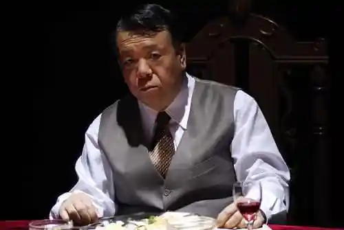 而是刘星的爸爸,刘星有两个爸爸,一个是夏东海,一个叫胡一统亲生父亲