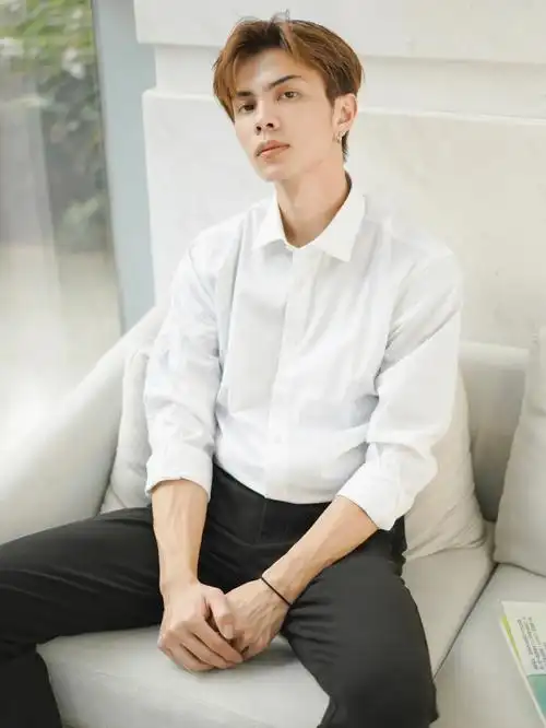 帅气入秋白衬衫的男生有多好看