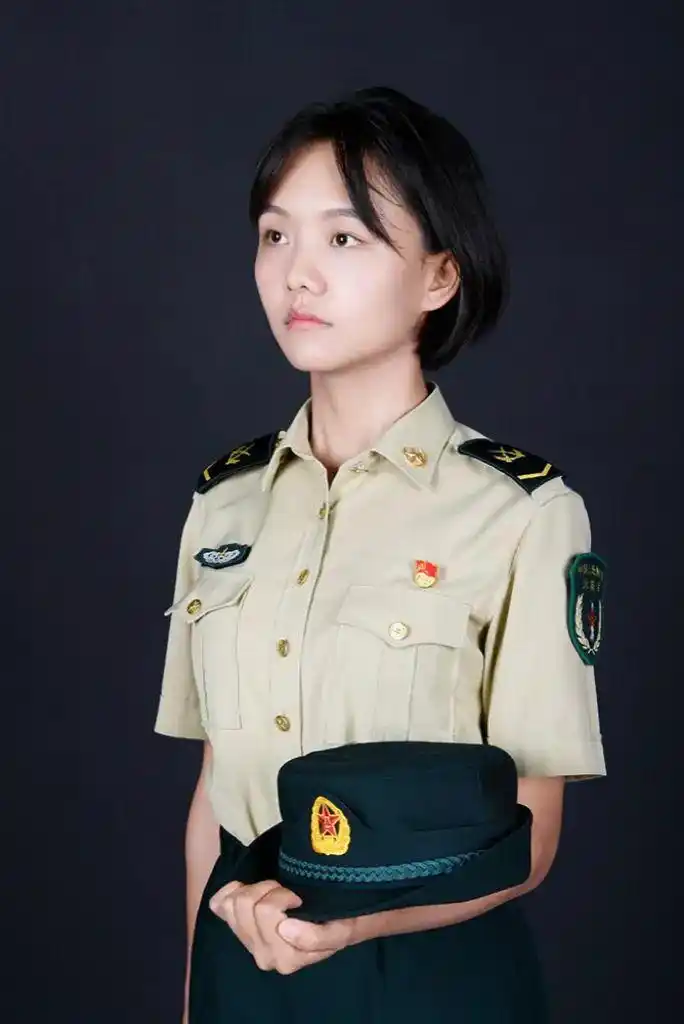 退伍女兵的军装写真,帅!