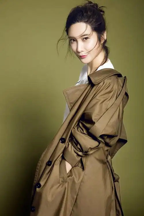 王珂时尚写真曝光 优雅性感诠释风衣女神范儿 - 6080影视