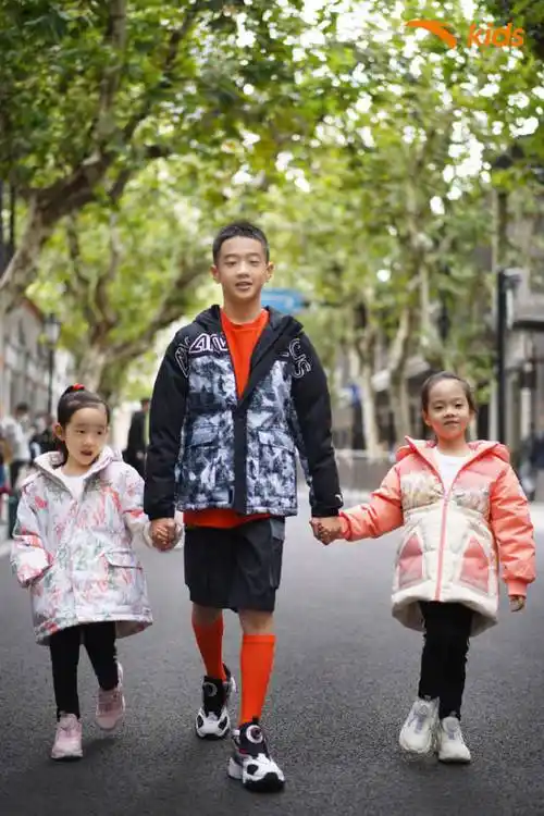 杨威晒一家五口幸福合照,12岁杨阳洋长出小胡子,又高又帅_杨云_妹妹