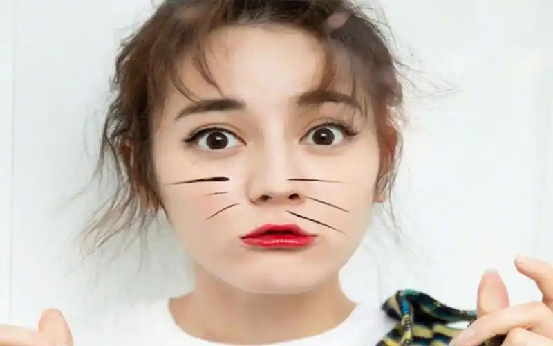 迪丽热巴给邓伦辣条向他撒娇,百变奶音太可爱了,热巴撒娇名场面