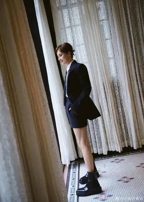 孙俪穿西装露美腿干练飒爽双手插兜显气场