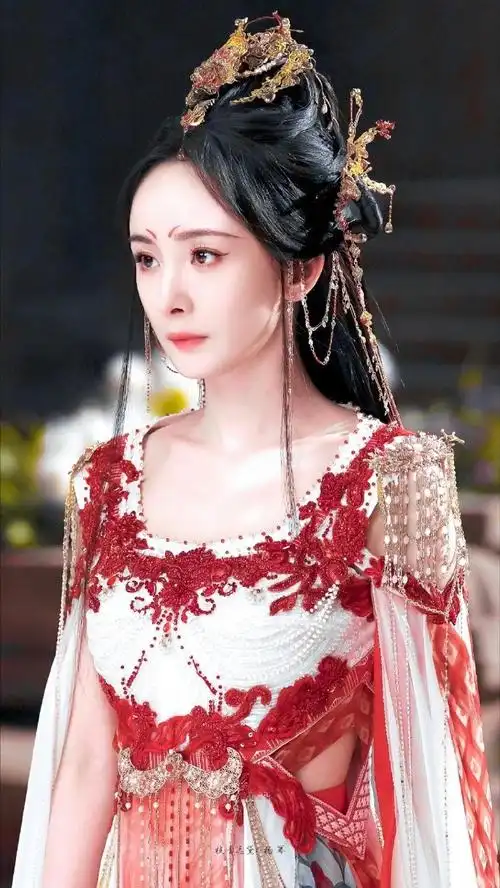 杨幂##杨幂敦煌风妆造# 近日,杨幂的一组敦煌风格妆造照片在网络上