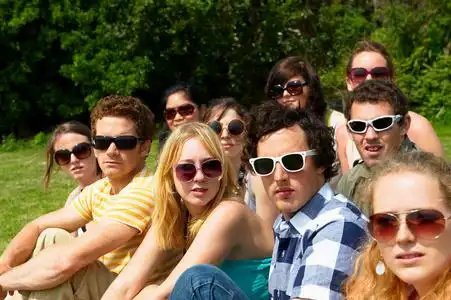 一群中年人图片