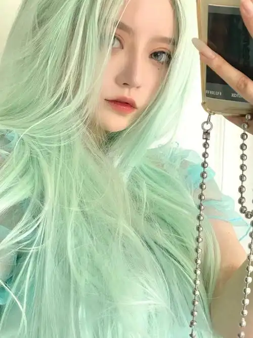极浅潮色薄荷绿永远不会撞色的发色