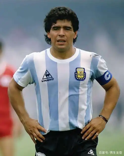 马拉多纳去世,足球巨星陨落,形象留人间