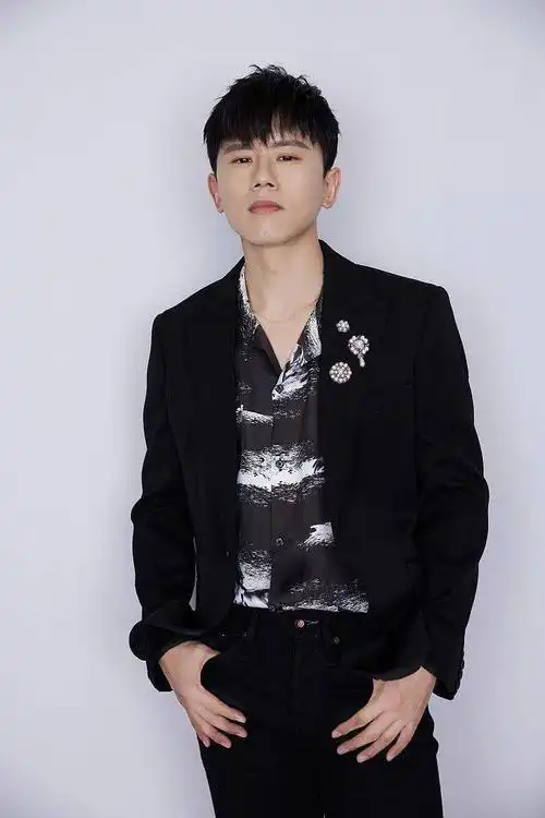 2021年2月28日,张杰参加2020微博之夜活动拍摄造型写真,作为表演嘉宾