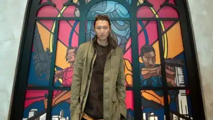 谢霆锋与刘德华张学友合作新片 现身影展擦拭海报