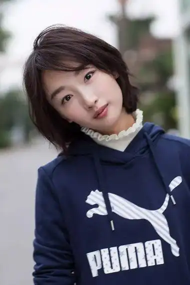 清纯美女周冬雨短发秋装上镜 素颜下的时尚流行发型