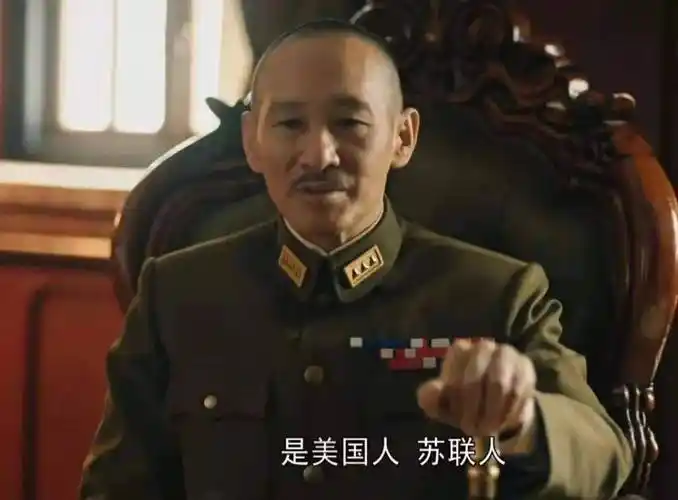 在《光荣与梦想》《世界末日》中,王劲松突围饰演蒋介石.